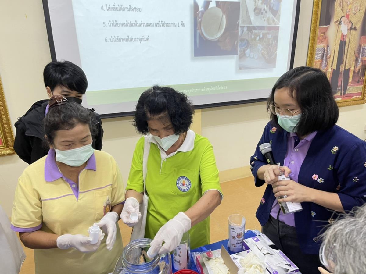 เทศบาลตำบลสันพระเนตร ร่วมกับสถาบันวิจัยวิทยาศาสตร์สุขภาพ มช. จัดอบรมให้ความรู้แก่อสม. เรื่อง สมุนไพรไทยต้านโควิด