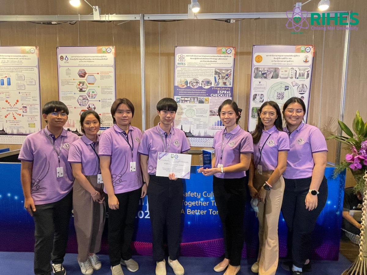 "รางวัลรองชนะเลิศอันดับที่ 1 การประกวดโปสเตอร์ยอดนิยม “ผลการดำเนินงานมาตรฐานความปลอดภัยห้องปฏิบัติการไวรัสวิทยา (Virology Laboratory)”