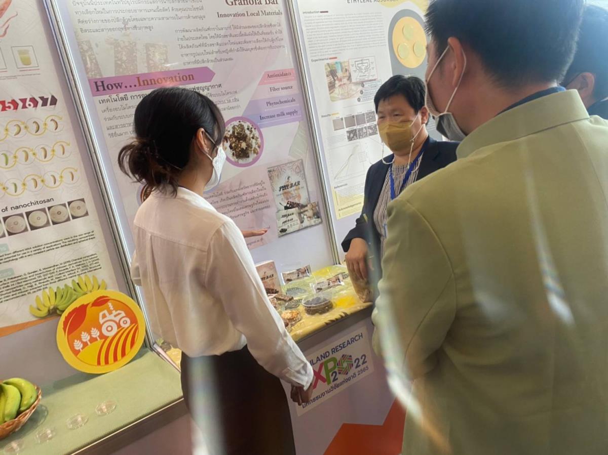 นักศึกษาปริญญาโท คณะอุตสาหกรรมเกษตร มช. คว้ารางวัลเหรียญเงิน ในการประกวดผลงานนวัตกรรมสายอุดมศึกษา งานมหกรรมวิจัยแห่งชาติ 2565 Thailand Research Expo 2022