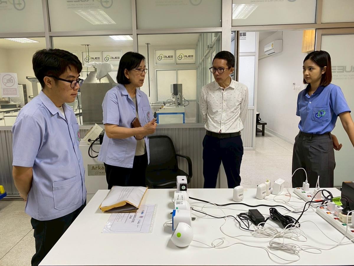 คณะนักวิจัยสถาบันวิจัยวิทยาศาสตร์สุขภาพ เปรียบเทียบประสิทธิภาพเครื่องตรวจวัดคุณภาพอากาศ (Low-cost sensors) ณ หน่วยวิจัยสนามไฟฟ้าประยุกต์ในงานวิศวกรรม (RUEE) มหาวิทยาลัยเทคโนโลยีราชมงคลล้านนา อำเภอดอยสะเก็ด จังหวัดเชียงใหม่