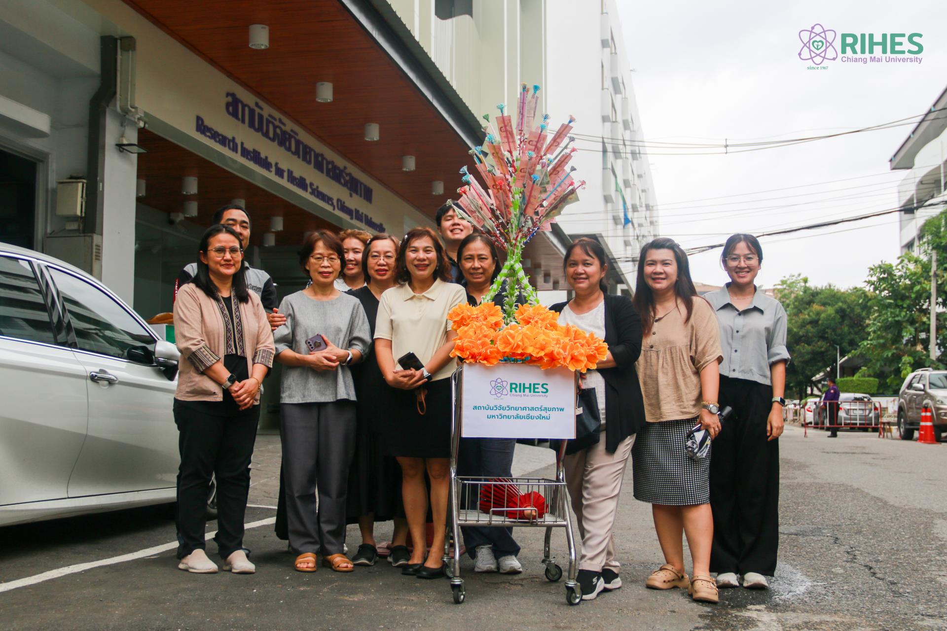 สถาบันวิจัยวิทยาศาสตร์สุขภาพ มช. ร่วมทำบุญทอดผ้าป่าโรงพยาบาลสงฆ์ สมทบทุนมูลนิธิโรงพยาบาลสวนดอก